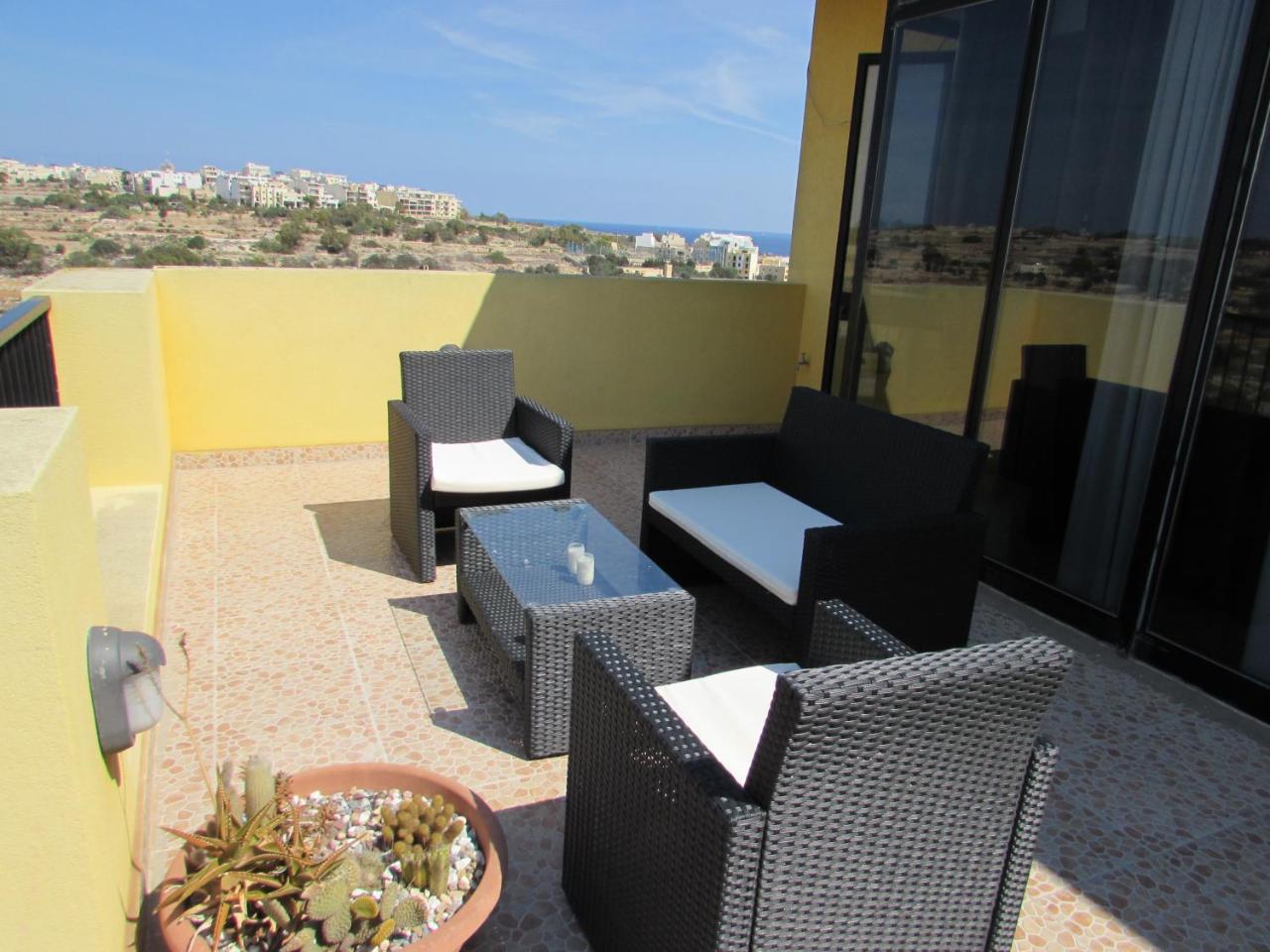 Panoramic Penthouse In Marsascala Which Enjoys Sea And Country Views Apartment Marsaskala Bagian luar foto