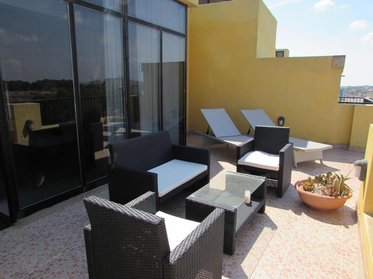 Panoramic Penthouse In Marsascala Which Enjoys Sea And Country Views Apartment Marsaskala Bagian luar foto