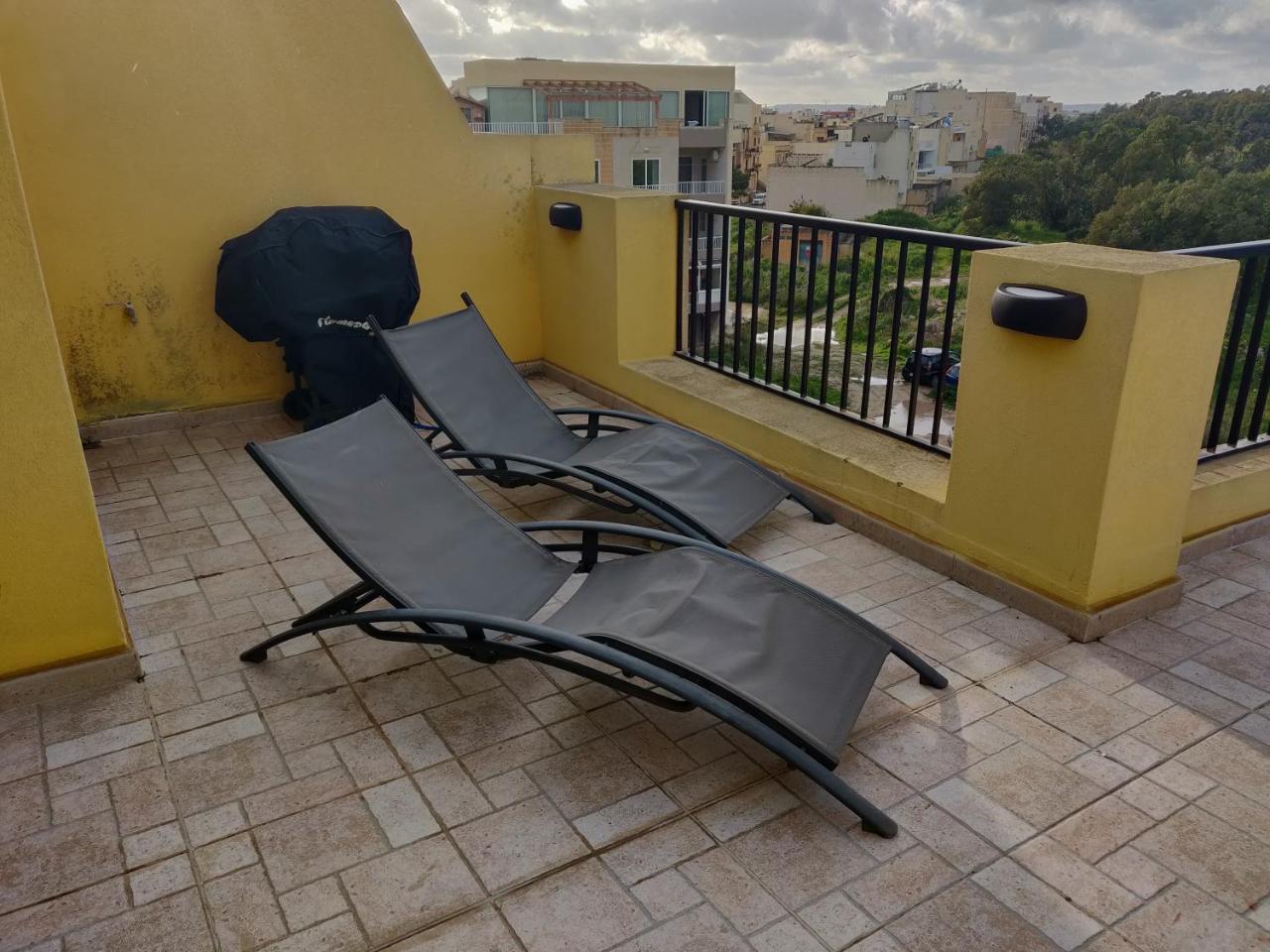 Panoramic Penthouse In Marsascala Which Enjoys Sea And Country Views Apartment Marsaskala Bagian luar foto