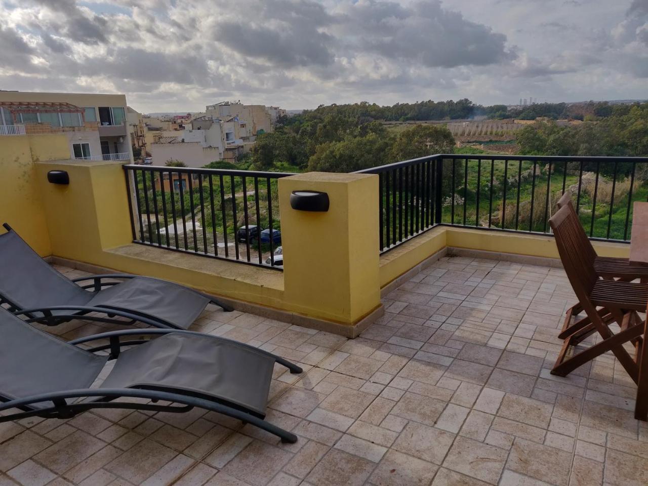 Panoramic Penthouse In Marsascala Which Enjoys Sea And Country Views Apartment Marsaskala Bagian luar foto